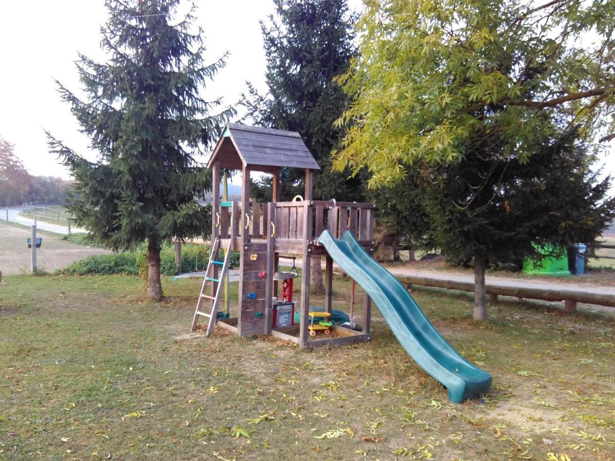 Na Farme U Koni Apartment Milesov